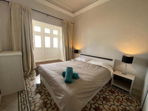- une chambre dotée d'un lit avec un objet bleu dans l'établissement SeaView Valletta Apartment, à La Valette