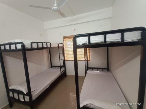 Cama o camas de una habitación en Travelers Hostel