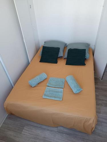 Postel nebo postele na pokoji v ubytování Grand studio avec balcon en bord de mer