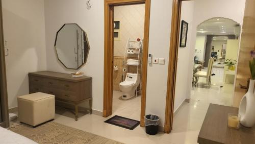 un bagno con uno specchio, un lavandino e un water di شقة فاخرة Vip غرفتين وجلسة خارجية - وصول ذاتي a Riyad