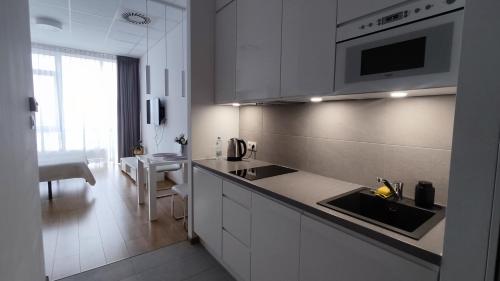 Η κουζίνα ή μικρή κουζίνα στο Apartamenty Aleje Jerozolimskie