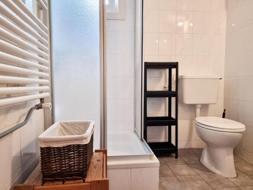 een badkamer met een toilet en een bad bij Sfeervol vakantiehuis Oostkapelle OK16 in Oostkapelle