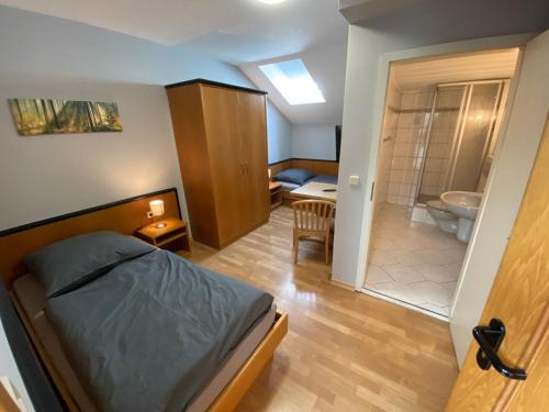 Giường trong phòng chung tại Stadtgarten Gotha