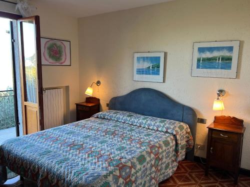 ガルニャーノにあるCasa Elisaのベッドルーム1室(青いベッドカバー付)
