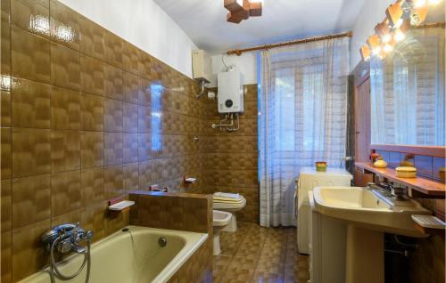 y baño con bañera, lavabo y aseo. en Stunning Apartment In Genga With Kitchen, en Genga