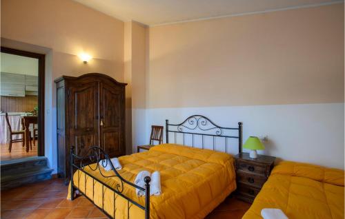 una camera da letto con un letto con lenzuola gialle e un comò di Valguerriera 5 - Rosa Gialla ad Apecchio