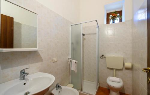 ApecchioにあるValguerriera 5 - Rosa Giallaのバスルーム(洗面台、トイレ、シャワー付)