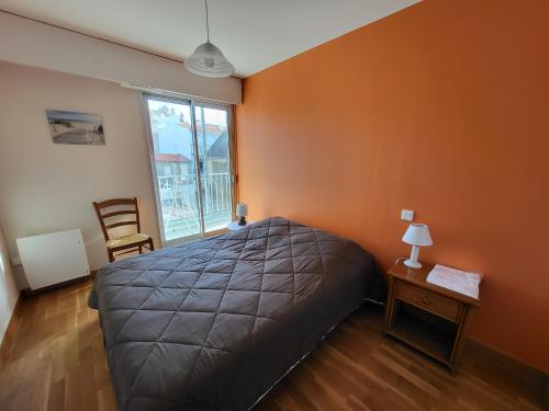 Un dormitorio con una cama grande y una ventana en Appartement Les Sables-d'Olonne, 3 pièces, 4 personnes - FR-1-92-880, en Les Sables-dʼOlonne
