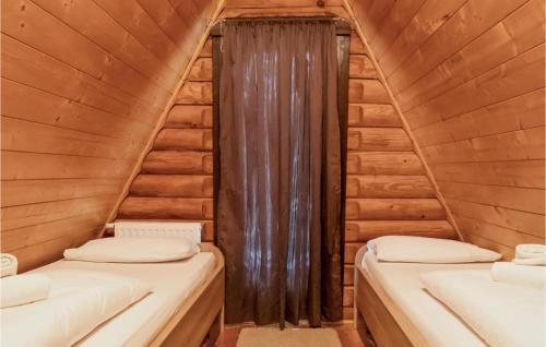 Habitación con 2 camas en una cabaña de madera en 11 Bedroom Beautiful Home In Jasenak, en Jasenak