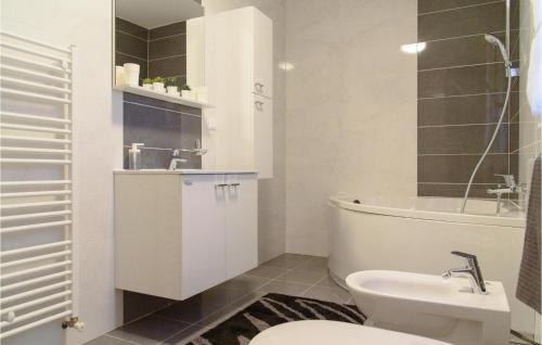 a bathroom with a sink and a tub and a toilet at Gorgeous Home In Jasenak With Sauna in Jasenak