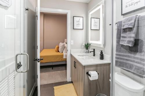 een kleine badkamer met een wastafel en een spiegel bij Downtown Stroll to the Bengals in Cincinnati