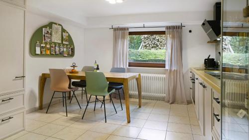 a kitchen with a table and chairs and a window at Dreiländereck am Kaiserstuhl in Wasenweiler
