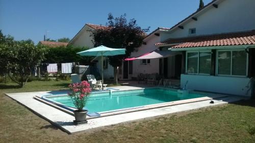 une piscine dans une cour avec une maison dans l'établissement Chez Valou et Mika, à Mont-de-Marsan