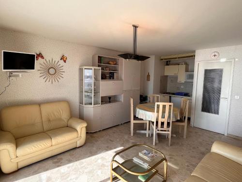 Appartement T2 avec balcon et vue mer, 1er étage, ascenseur, TV, cuisine équipée