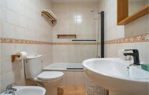 a bathroom with a sink and a toilet and a tub at Gorgeous Apartment In Sanlcar De Barrameda With Wifi in Sanlúcar de Barrameda
