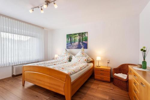 um quarto com uma cama e uma cadeira num quarto em Ferienwohnung Busch em Meinerzhagen