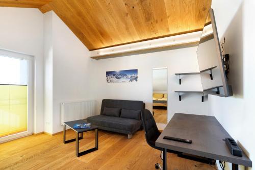 een woonkamer met een bank en een tafel bij Wolf's Apartment Rheintal in Renchen