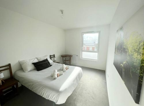 - une chambre dotée d'un lit blanc avec deux ours en peluche dans l'établissement L'Ecrin - Charmant logement entre Paris & Disney, à Champigny-sur-Marne