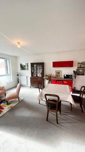 un salon avec une table et un piano dans l'établissement L'Ecrin - Charmant logement entre Paris & Disney, à Champigny-sur-Marne