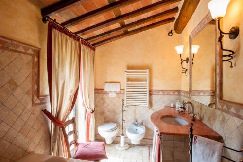 y baño con aseo y lavamanos. en Romantic farmhouse villa Pallina to sleep 5 guests, en Aquilea