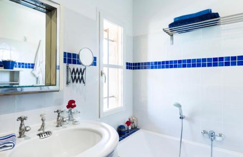 une salle de bain avec un lavabo, une baignoire et un miroir dans l'établissement Puntayucca, à Laouque