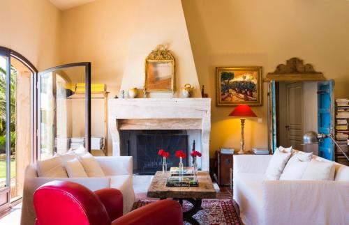 un salon avec deux canapés blancs et une cheminée dans l'établissement Puntayucca, à Laouque