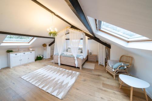 sypialnia na poddaszu z łóżkiem i świetlikami w obiekcie La gazza ladra w mieście Namur