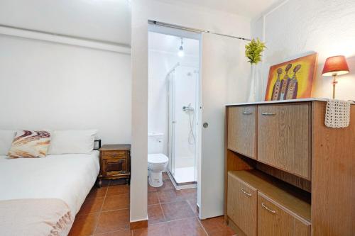 1 dormitorio con 1 cama y baño con ducha en Cozy and Vintage Basement en Carcavelos