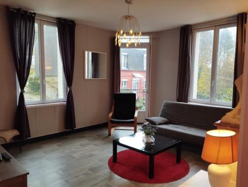 un salon avec un canapé et une table dans l'établissement Le Cormoran, au Tréport