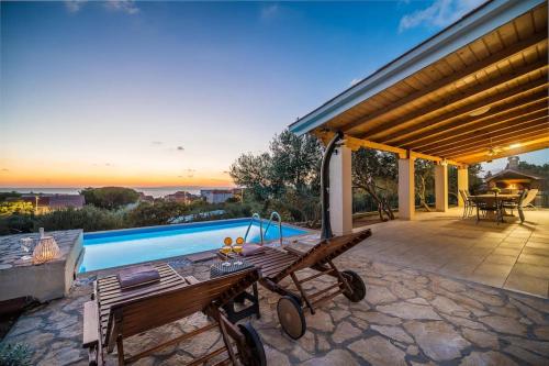 Olive hills house with private pool