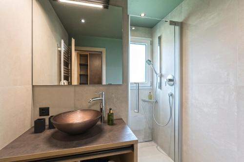 La salle de bains est pourvue d'un lavabo et d'une douche. dans l'établissement Hotel Romantica, à Samnaun