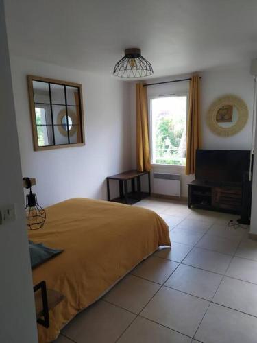 a bedroom with a bed and a window at Beau studio neuf + parking et vélo gratuit in Pérols