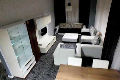 uma sala de estar com um sofá e uma televisão em LYSUİT em Kırac