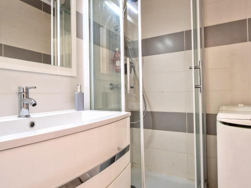 a bathroom with a sink and a shower at Studio Banyuls-sur-Mer, 1 pièce, 4 personnes - FR-1-309-277 in Banyuls-sur-Mer