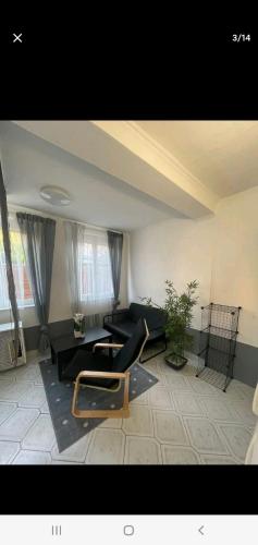 uma sala de estar com um sofá e uma mesa em Barbarosa Sweet Dream 2 em Budapeste