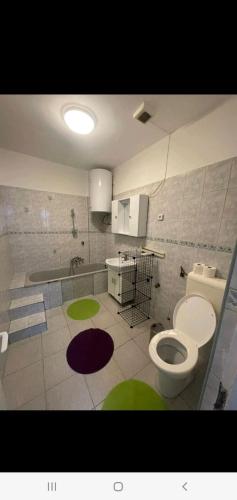 uma casa de banho com um WC, um lavatório e uma banheira em Barbarosa Sweet Dream 2 em Budapeste