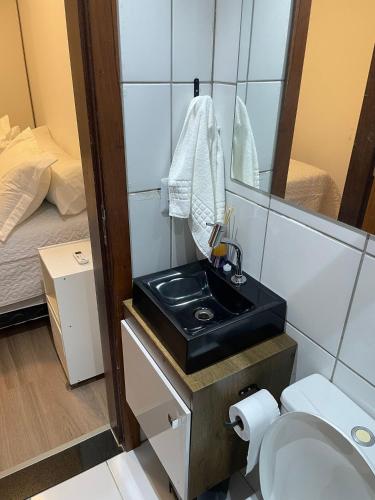 Baño pequeño con lavabo y aseo en Loft Residencial GreenPark by Staya, en Brasilia