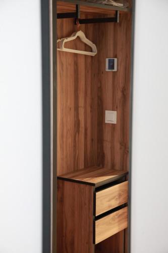 a closet with wooden walls and a hanger at Hotel Suites Moma Centro in Villanueva de la Serena