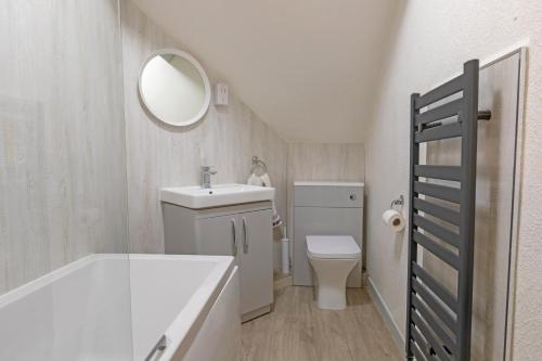 Et badeværelse på Stonyhurst Spacious apartment, great location.