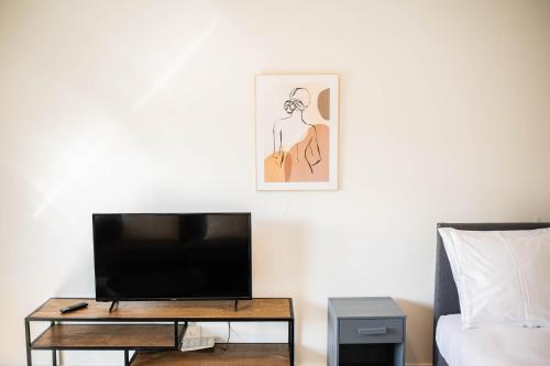 a living room with a tv and a coffee table at The Hendrick in Rotterdam