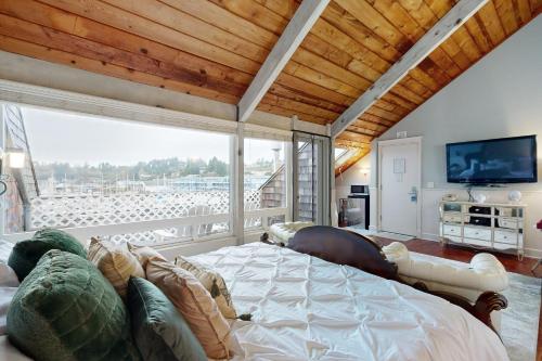 a bedroom with a large bed and a large window at Beautiful Briny Retreat in Newport