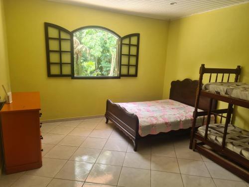 una camera da letto con due letti a castello e una finestra di Recanto do Valdir ad Angra dos Reis