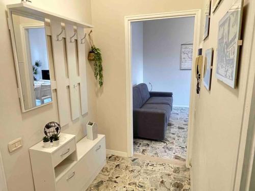 ein Wohnzimmer mit einem blauen Stuhl und einem Spiegel in der Unterkunft Venere Apartment in Bergamo