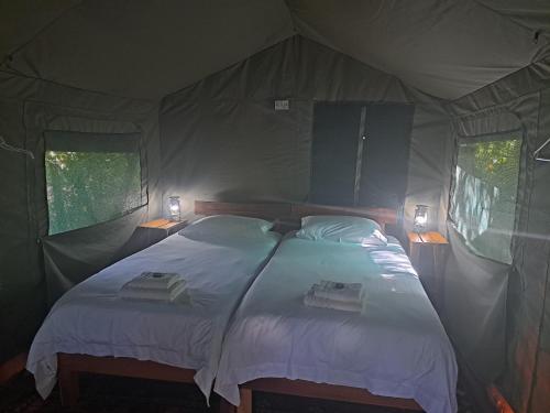 Ένα ή περισσότερα κρεβάτια σε δωμάτιο στο Woodcutter's Bush Camp at The Old Trading Post
