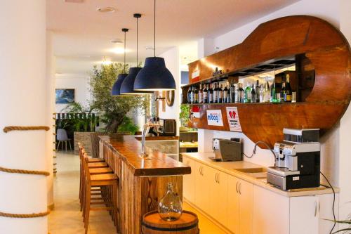 a coffee shop with a bar with a coffee machine at Relax place & restaurant in Zegrze Południowe
