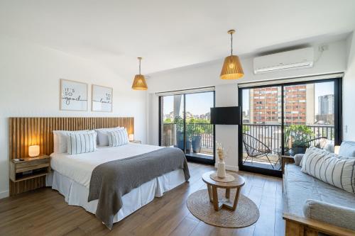 1 dormitorio con 1 cama grande y 1 sofá en Studio in Palermo en Buenos Aires