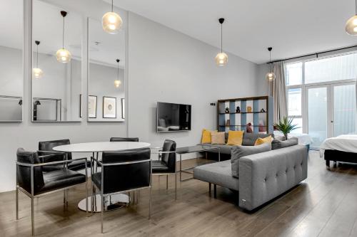 ein Wohnzimmer mit einem Sofa und einem Tisch in der Unterkunft Mani Apartments in Reykjavík