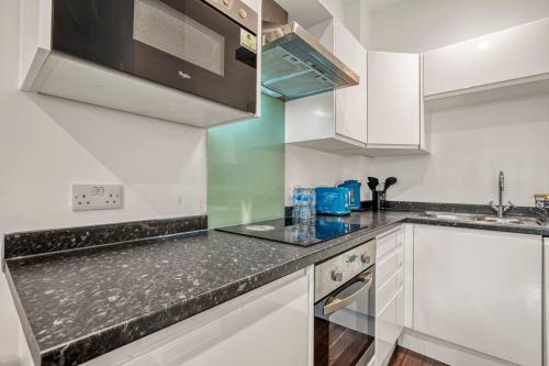 A kitchen or kitchenette at Chic 1 Bedroom Apartment