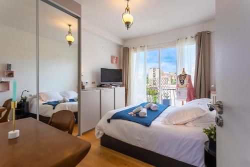 une chambre avec deux lits et une table et une fenêtre dans l'établissement LE FRANCE AP4350 By Riviera Holiday Homes, à Nice