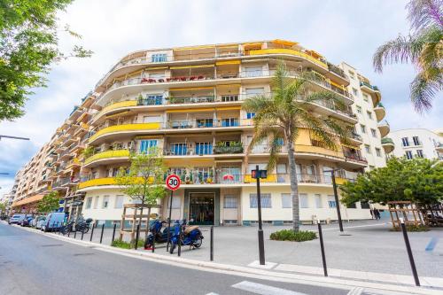 LE FRANCE AP4350 By Riviera Holiday Homes